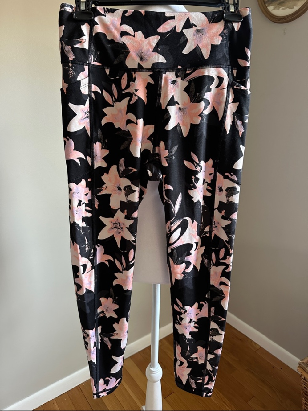 Victoria's Secret Black Leggings with Pink Floral Print, Side Pockets, Sz 8